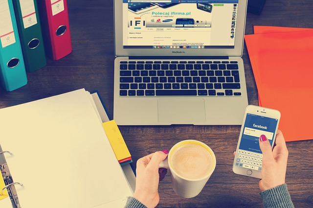 Strona internetowa i Facebook razem
